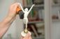 Mobile Preview: Staubpinsel kurz aus Buchenholz mit dunklem Rosshaar-Besatz reinigt Statue