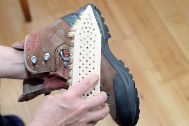 Schuhschmutzbürste mit Fibre-Besatz reinigt Schuh