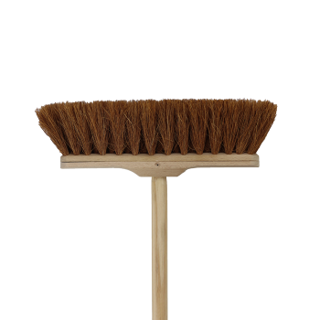 Besen mit Kokos-Besatz mit Stiel, 30 cm, nach oben gerichtet.