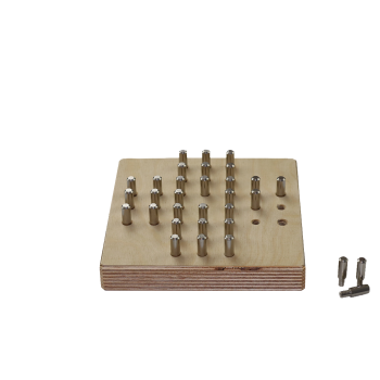 Das Steckhalma Spiel mit den Pins im Holz