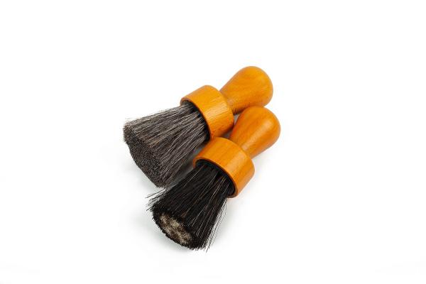 Staubpinsel kurz aus Buchenholz mit schwarzem oder dunklem Rosshaar-Besatz