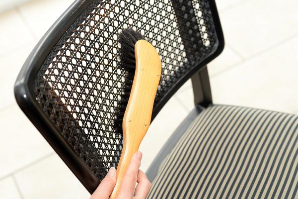 Polsterbürste aus Buchenholz mit schwarzem Rosshaar-Besatz reinigt Stuhl