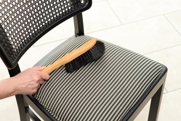 PolsterbürstPolsterbürste aus Buchenholz mit schwarzem Rosshaar-Besatz reinigt Stuhle aus Buchenholz mit weißem Ziegenhaar reinigt Stuhl