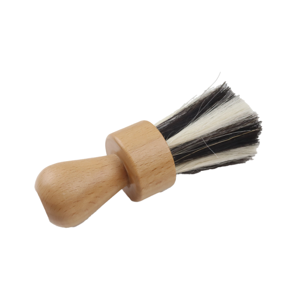 Ein Staubpinsel mit nach hinten gerichtetem Besatz in schwarz-weiß.