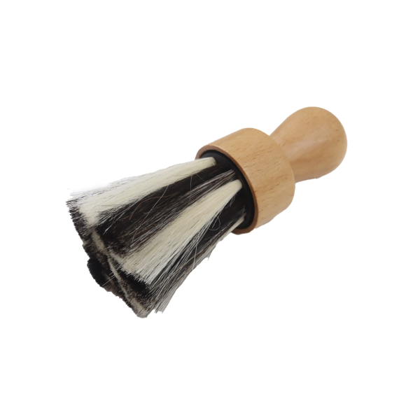 Ein Staubpinsel mit nach vorne gerichteten Besatz, schwarz-weiß.