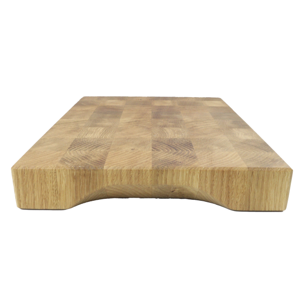 Das Schneidebrett aus Buchenholz mit Kachelmuster hat einen Griff an der Seite.